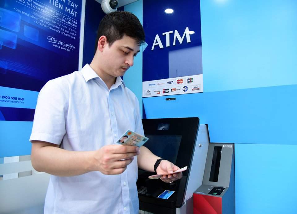 Thẻ ATM VietinBank rút được tiền ở ngân hàng nào? Phí 1 lần rút tiền là bao nhiêu?