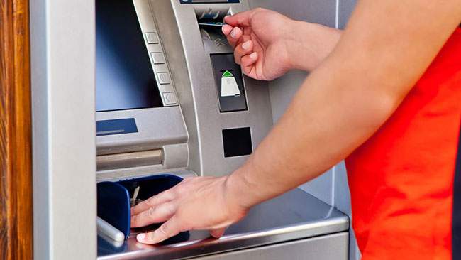 Rút tiền ngoại tệ tại ATM được không?