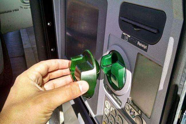 Thiết bị Skimming được cài trộm vào máy ATM