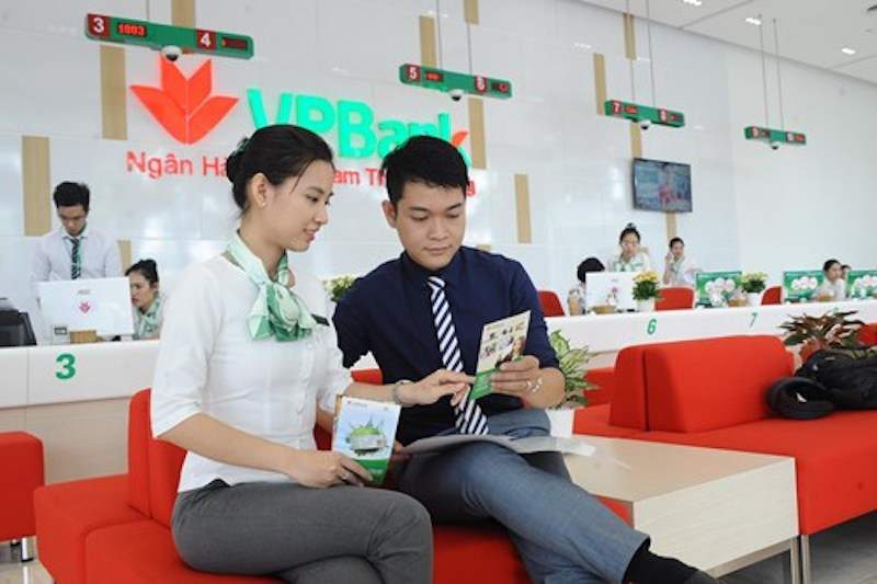 Giao dịch viên ngân hàng góp phần tạo nên sự thành công của VPBank