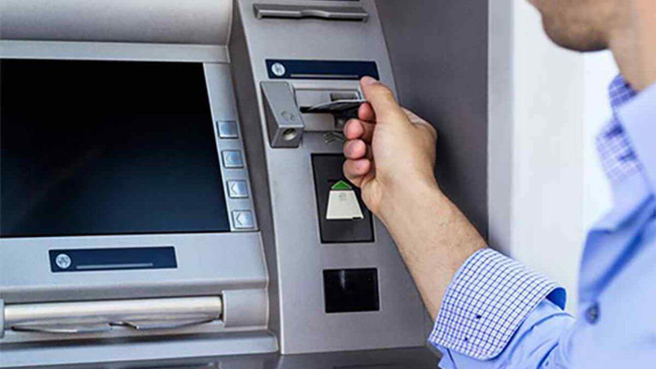 Đưa thẻ vào khe máy rút tiền ATM SCB