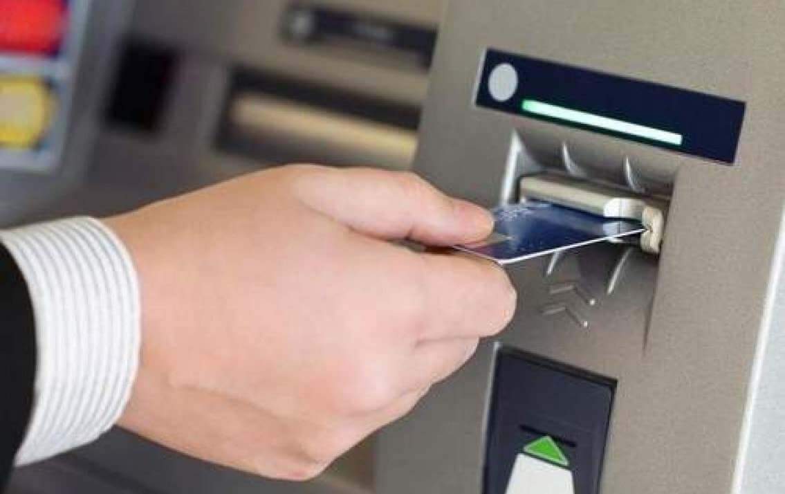 Đưa thẻ vào máy ATM BIDV