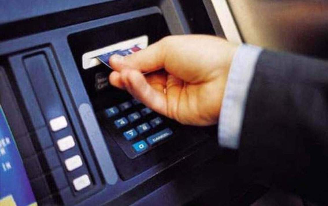 Đưa thẻ tín dụng vào máy ATM HSBC
