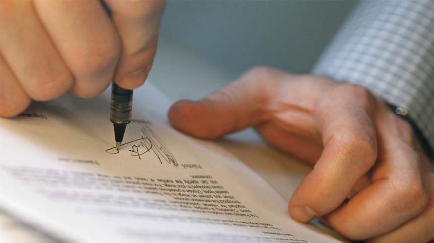 Những lưu ý về ký chữ ký trong hợp đồng bảo hiểm