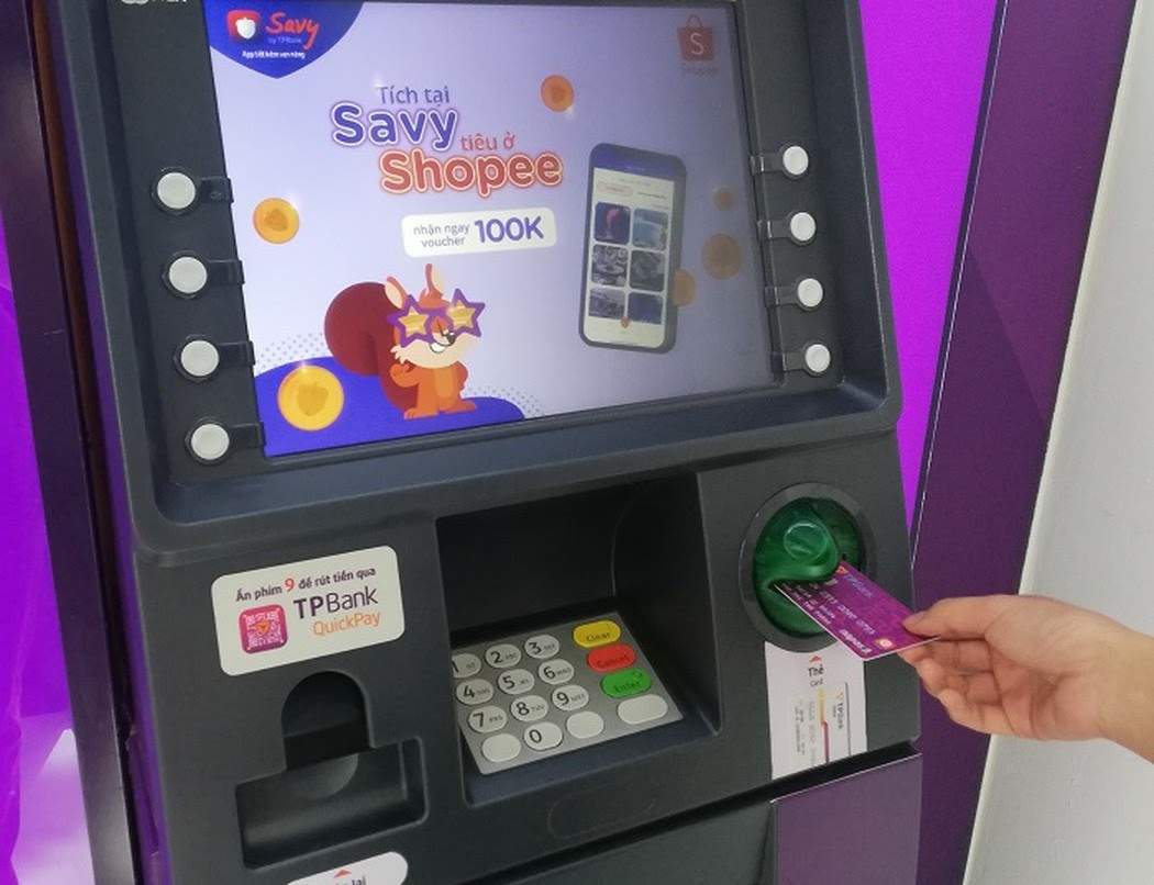 Cho thẻ vào sao kê lương TPBank tại ATM