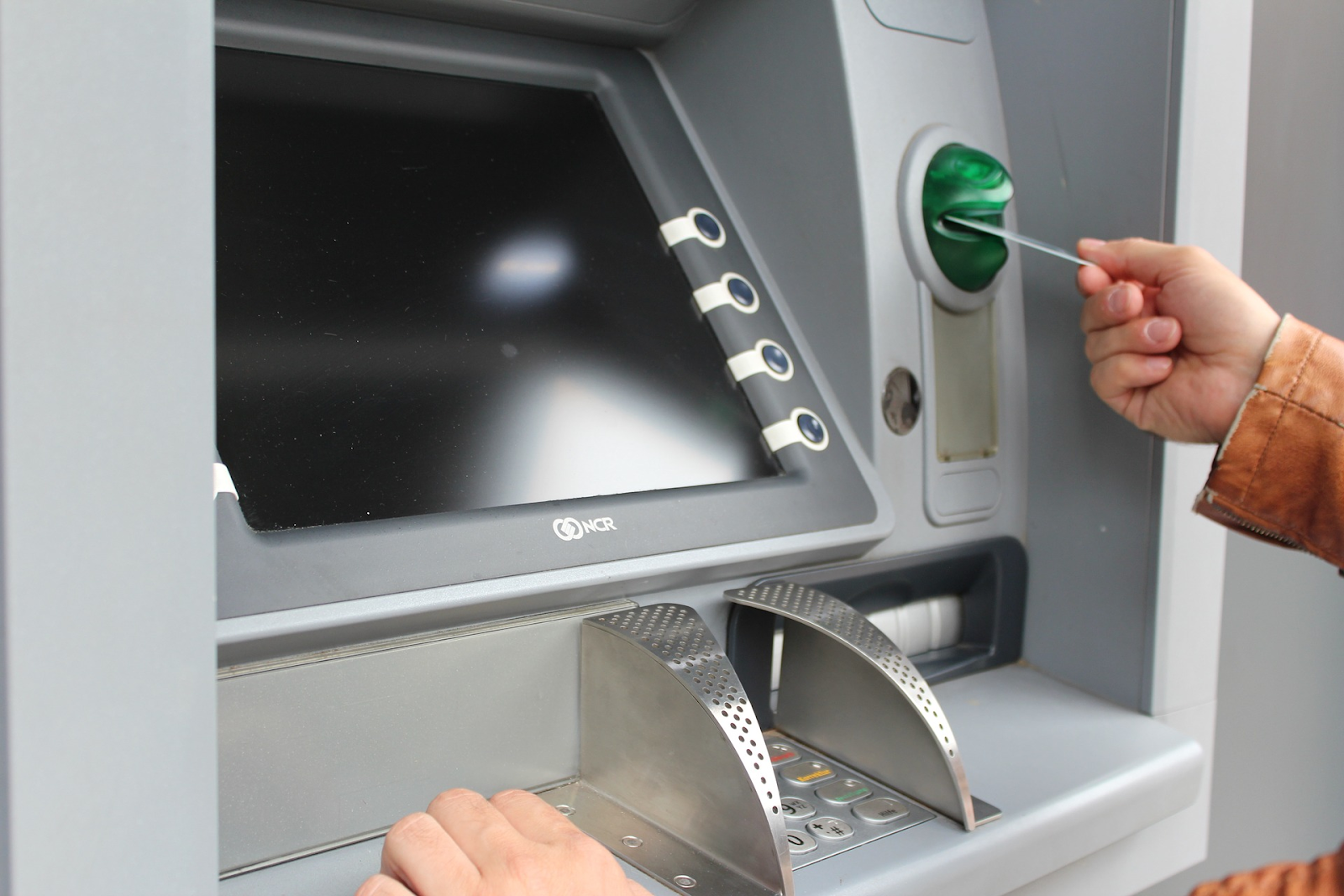Cho thẻ vào cây ATM
