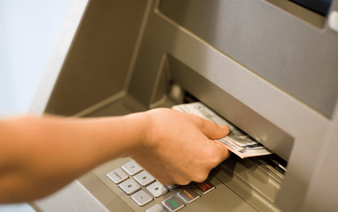 Nhận tiền từ cây ATM