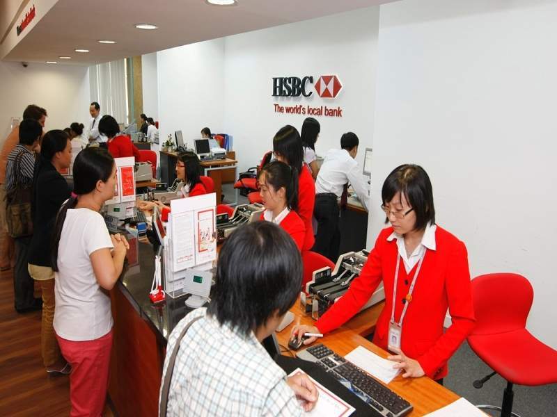 Tới chi nhánh HSBC gần nhất để được hỗ trợ mở thẻ Visa HSBC