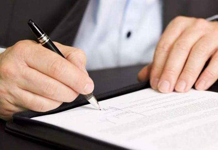 Nên đọc kỹ điều khoản hợp đồng trước khi ký kết
