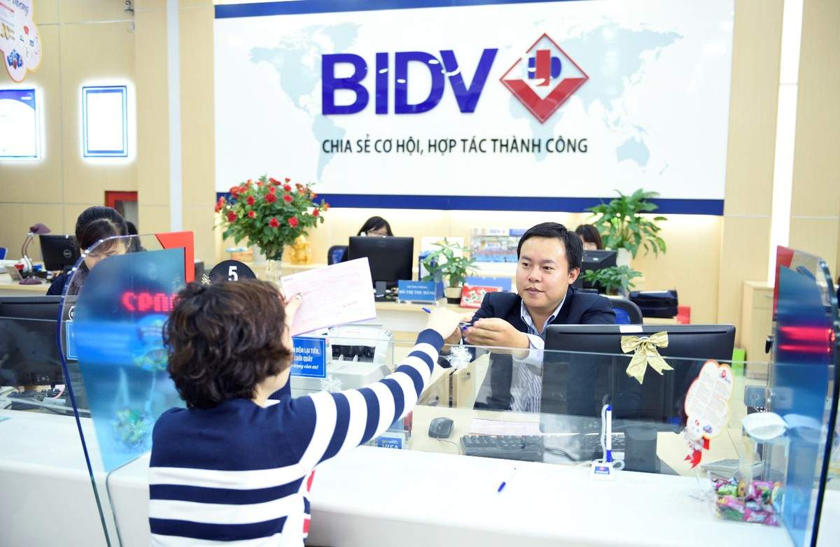 Khách hàng ra quầy giao dịch BIDV để nâng hạn mức thẻ tín dụng