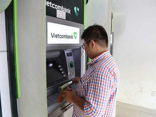 Chuyển khoản qua cây ATM Vietcombank để thanh toán dư nợ thẻ tín dụng