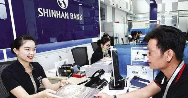 Khách hàng đến phòng giao dịch của Shinhan Bank để mở thẻ tín dụng