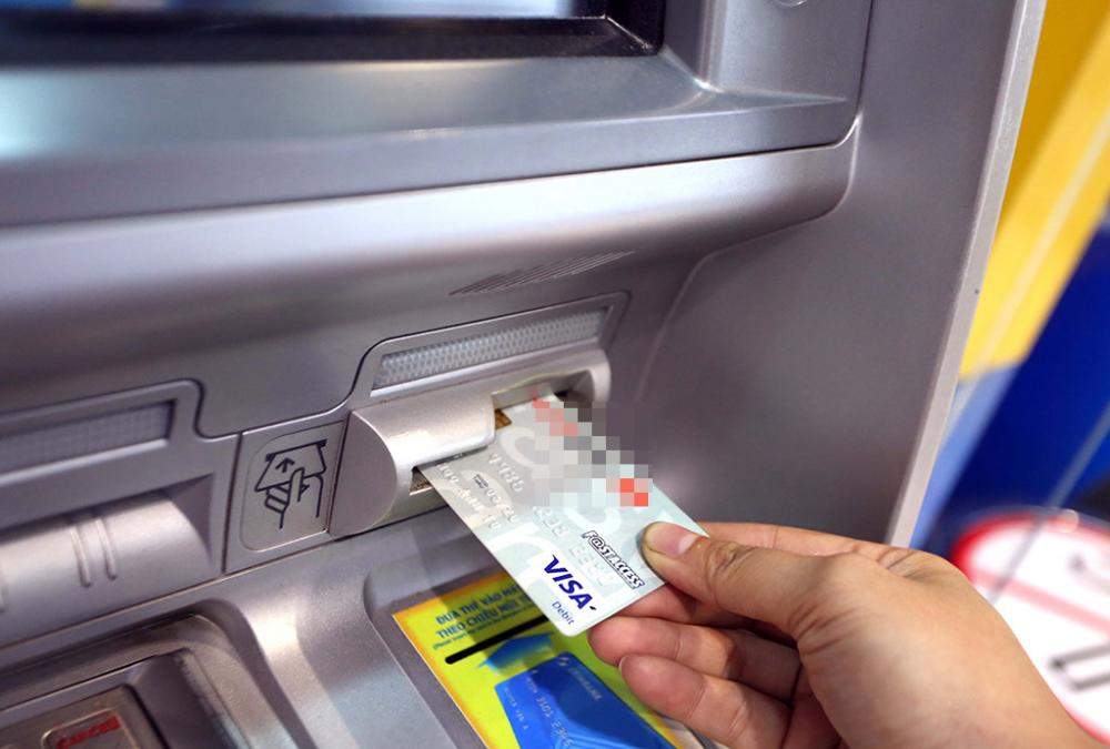 Đăng ký trả góp thành công khách hàng rút tiền mặt tại cây ATM