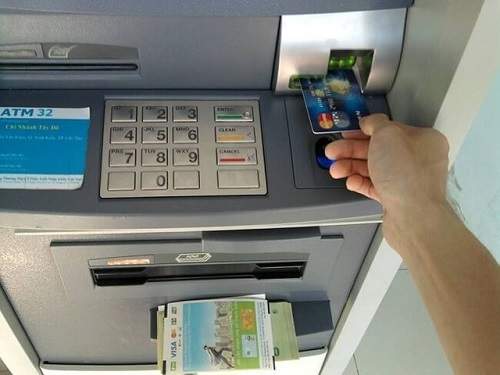 Cho thẻ vào khe ATM