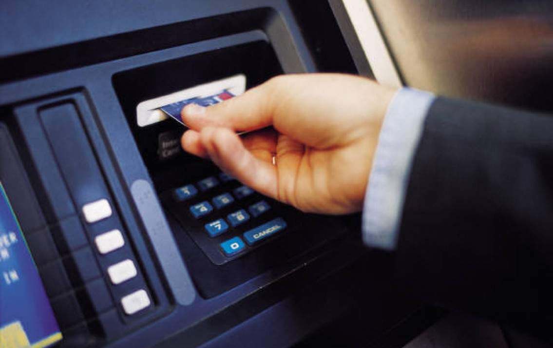 Đưa thẻ vào cây ATM