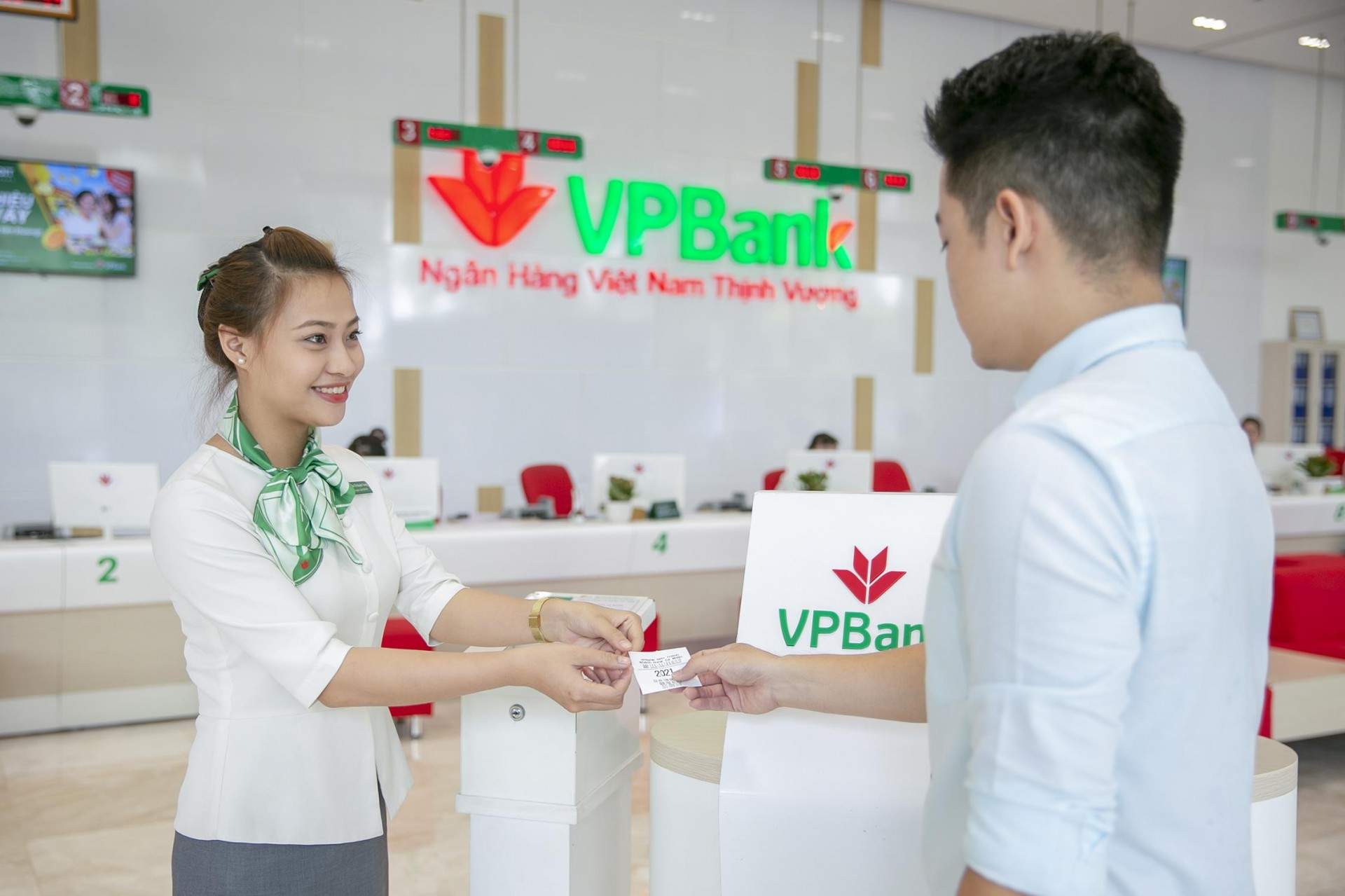 Khách hàng có thể đến ngân hàng VPBank để mua bảo hiểm