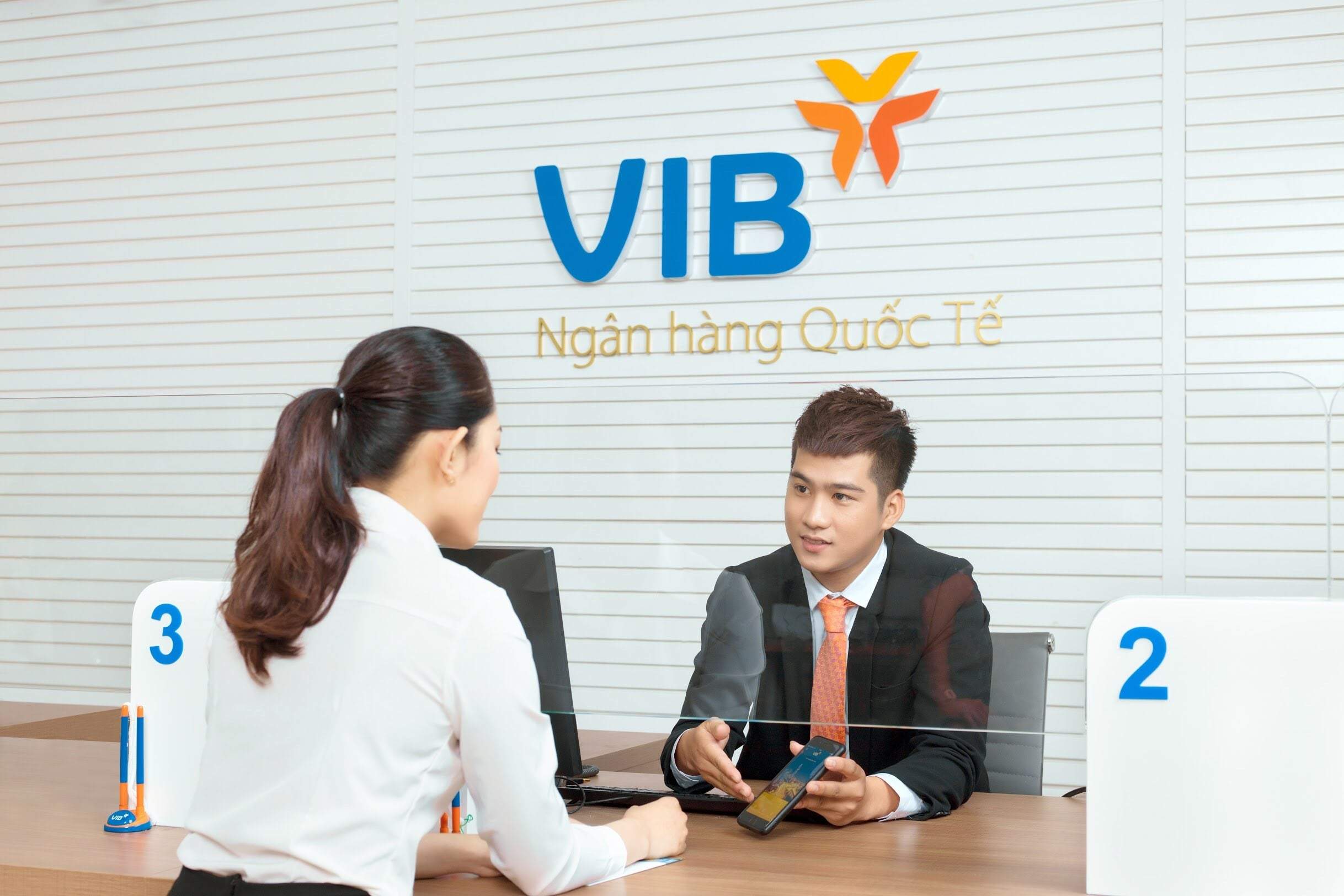 Khách hàng có thể đến ngân hàng VIB để mua bảo hiểm