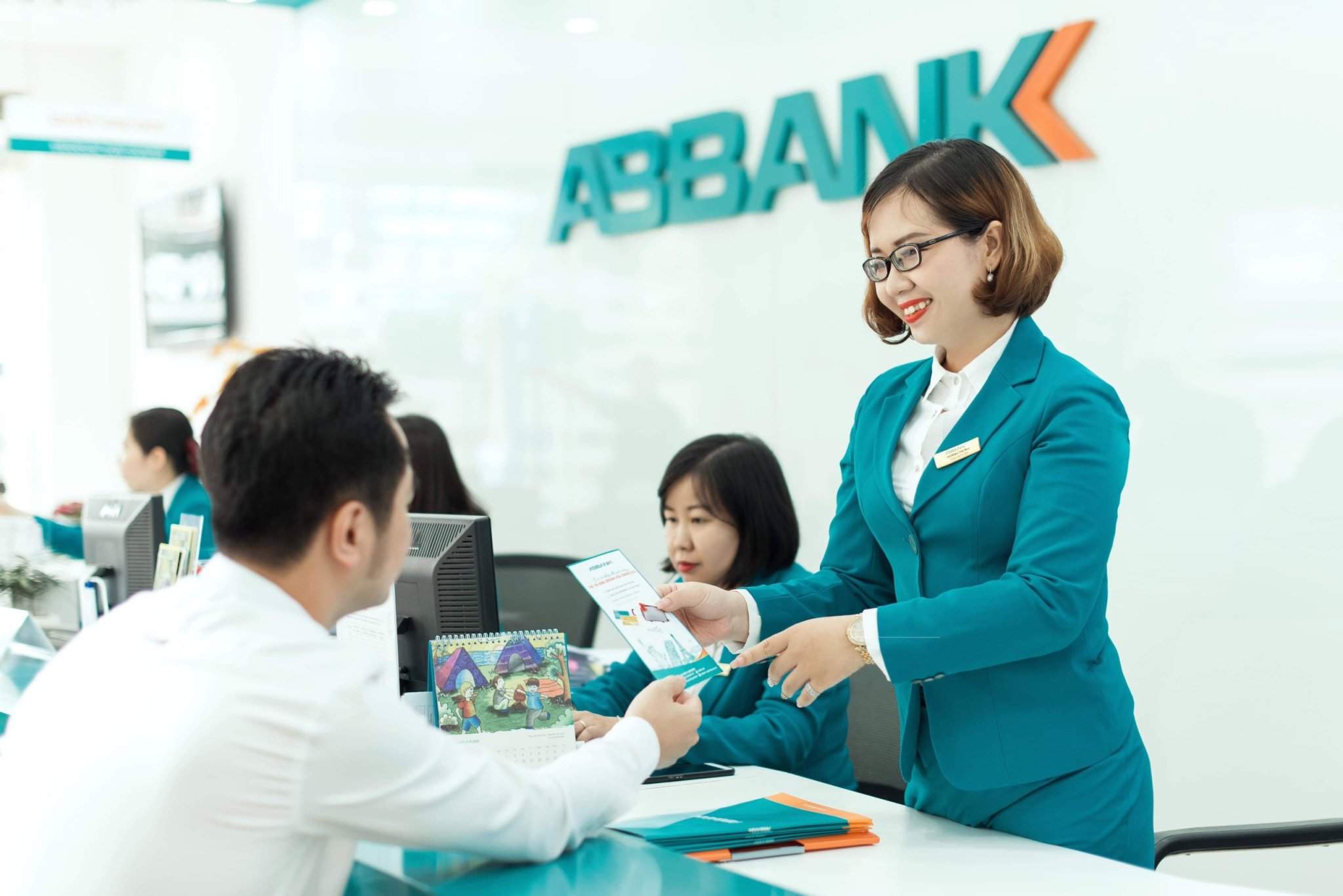 Đến chi nhánh ngân hàng ABBank để đăng ký dịch vụ