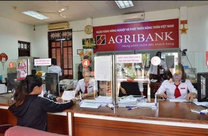 Khách hàng gửi tiết kiệm tại quầy giao dịch Agribank
