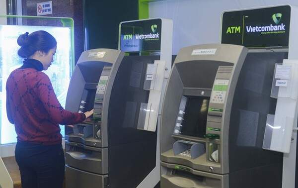 Khách hàng có thể rút tiền, chuyển khoản tại cây ATM với thẻ ghi nợ Vietcombank UnionPay 