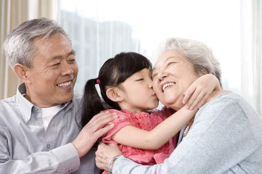 Ông bà cũng nên mua bảo hiểm nhân thọ cho chính mình