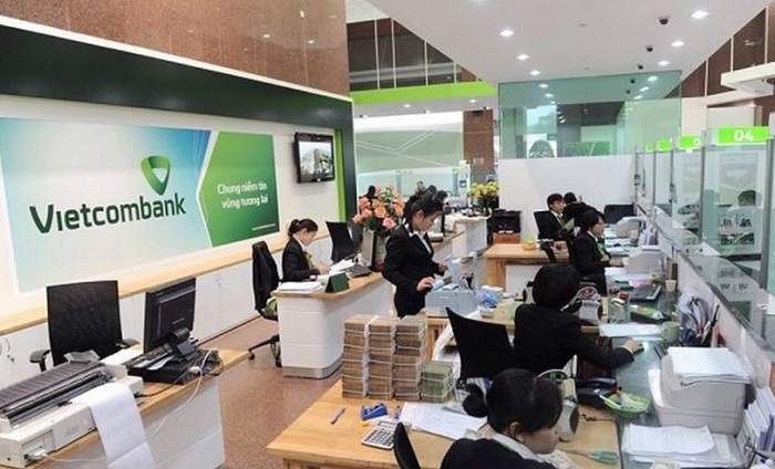 Khách hàng đến chi nhánh Vietcombank để mở thẻ tín dụng