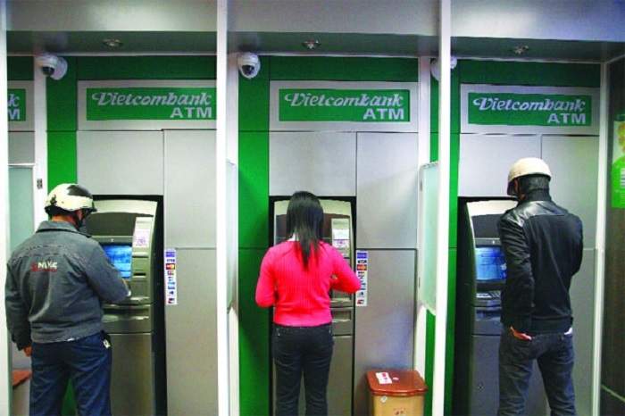Khách hàng rút tiền tại cây ATM Vietcombank