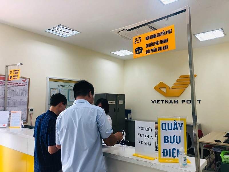 Đến bưu điện để chuyển tiền vào tài khoản Vietcombank