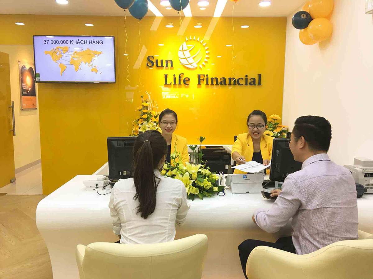 Đến trực tiếp phòng giao dịch của Sun Life