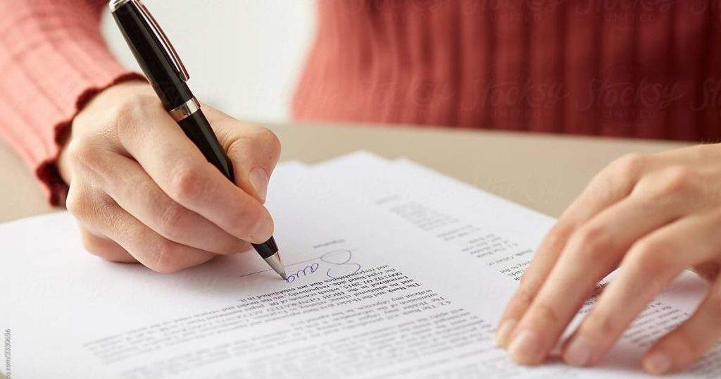 Đọc kỹ hợp đồng trước khi ký kết