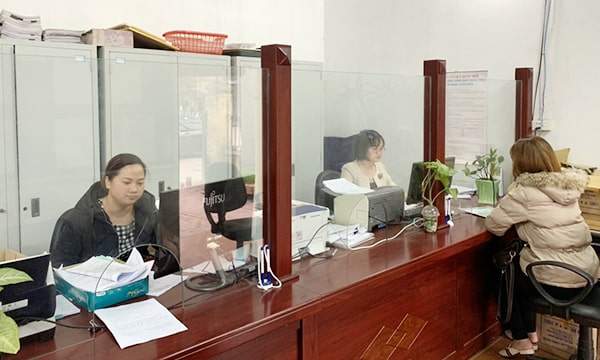 Cán bộ BHXH huyện Tân Yên trong 1 ngày làm việc