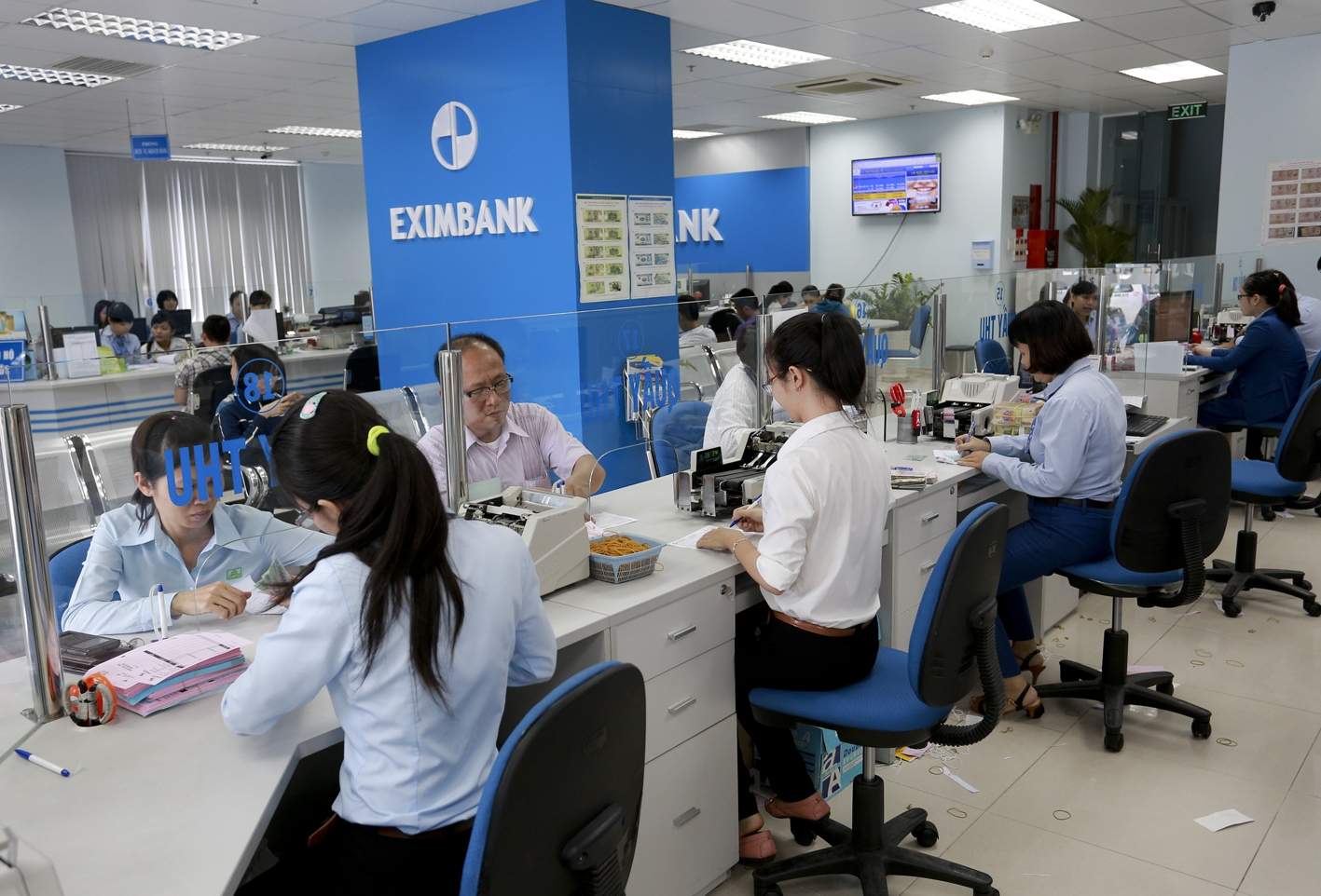 Khách hàng đăng ký vay mua nhà ngân hàng Eximbank