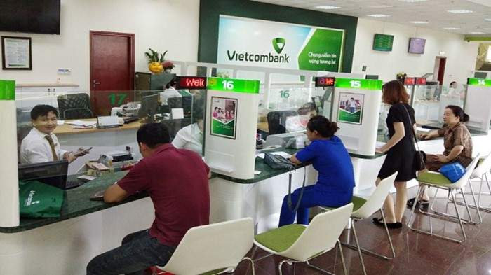 Nộp tiền mặt vào thẻ Vietcombank tại quầy