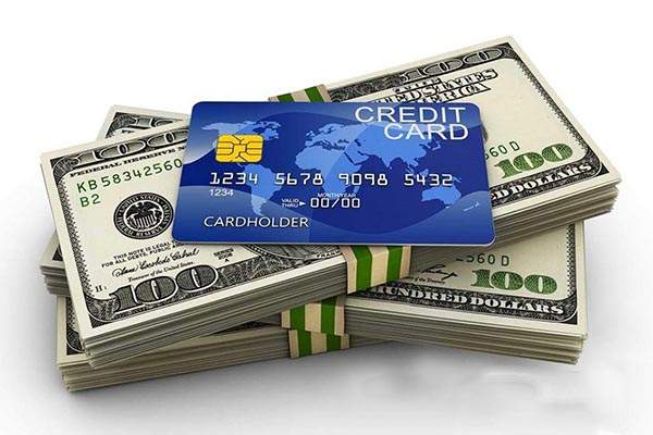 Tại sao lãi suất thẻ tín dụng cao hơn so với lãi suất vay tín chấp?