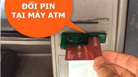 Cho thẻ vào máy ATM