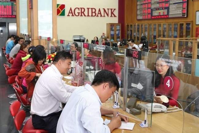 Khách hàng đăng ký vay mua phương tiện đi lại tai Agribank