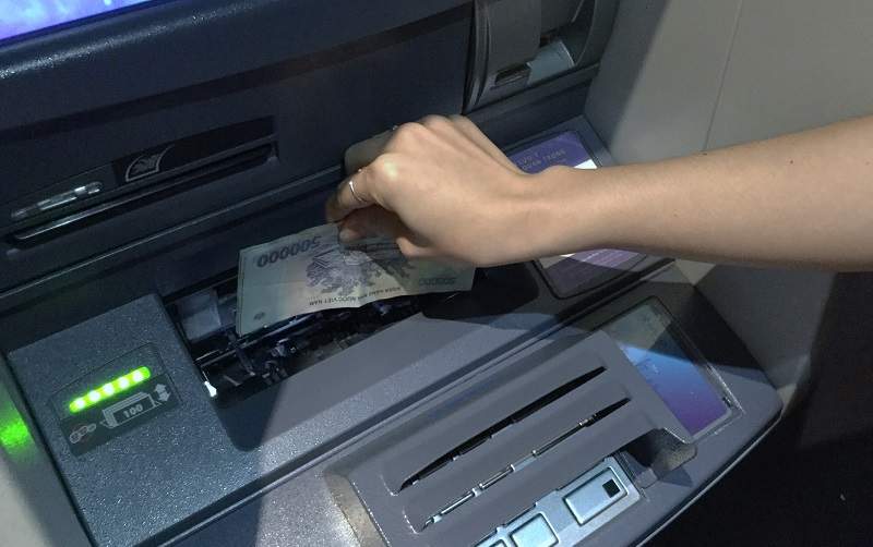 Hướng dẫn chuyển tiền mặt vào thẻ qua máy ATM tại các ngân hàng