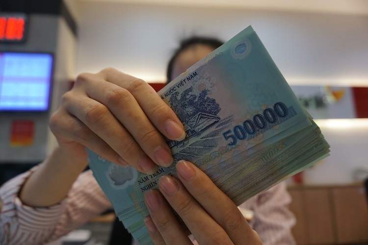Nên mua trái phiếu ngân hàng hay gửi tiết kiệm?