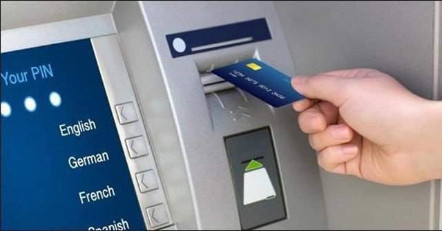 Thẻ ngân hàng bị khóa có rút được tiền không?