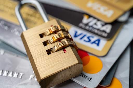 Thẻ ngân hàng bị khóa có mất phí duy trì không?