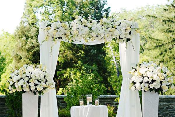 Tự cắm hoa để bàn trang trí