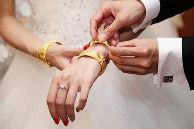 Kiềng tay vàng cưới là món quà dành tặng cho cặp uyên ương