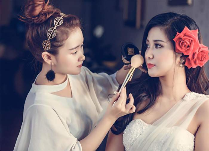 Thợ trang điểm, công việc kiếm tiền hiệu quả 