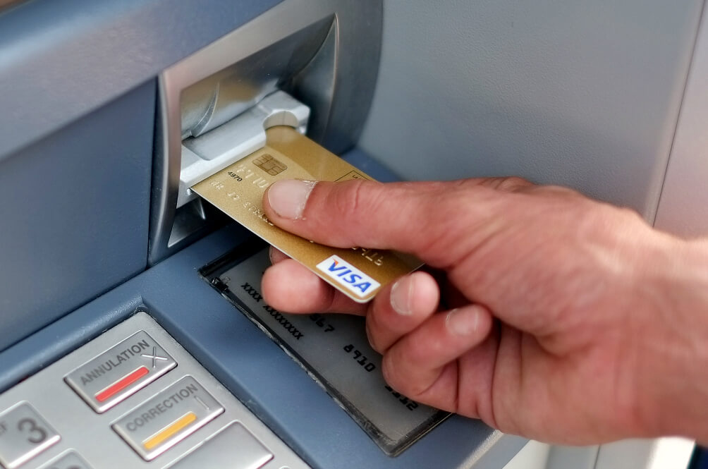 CẢNH BÁO chiêu thức lừa đảo mới: Mời rút tiền mặt từ thẻ tín dụng