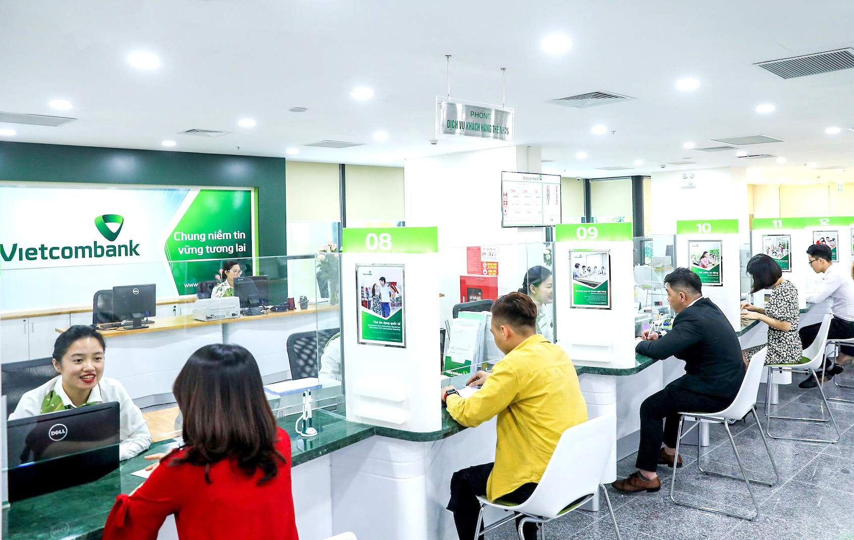 Cách nhờ người lấy hộ thẻ ngân hàng Vietcombank khá phức tạp