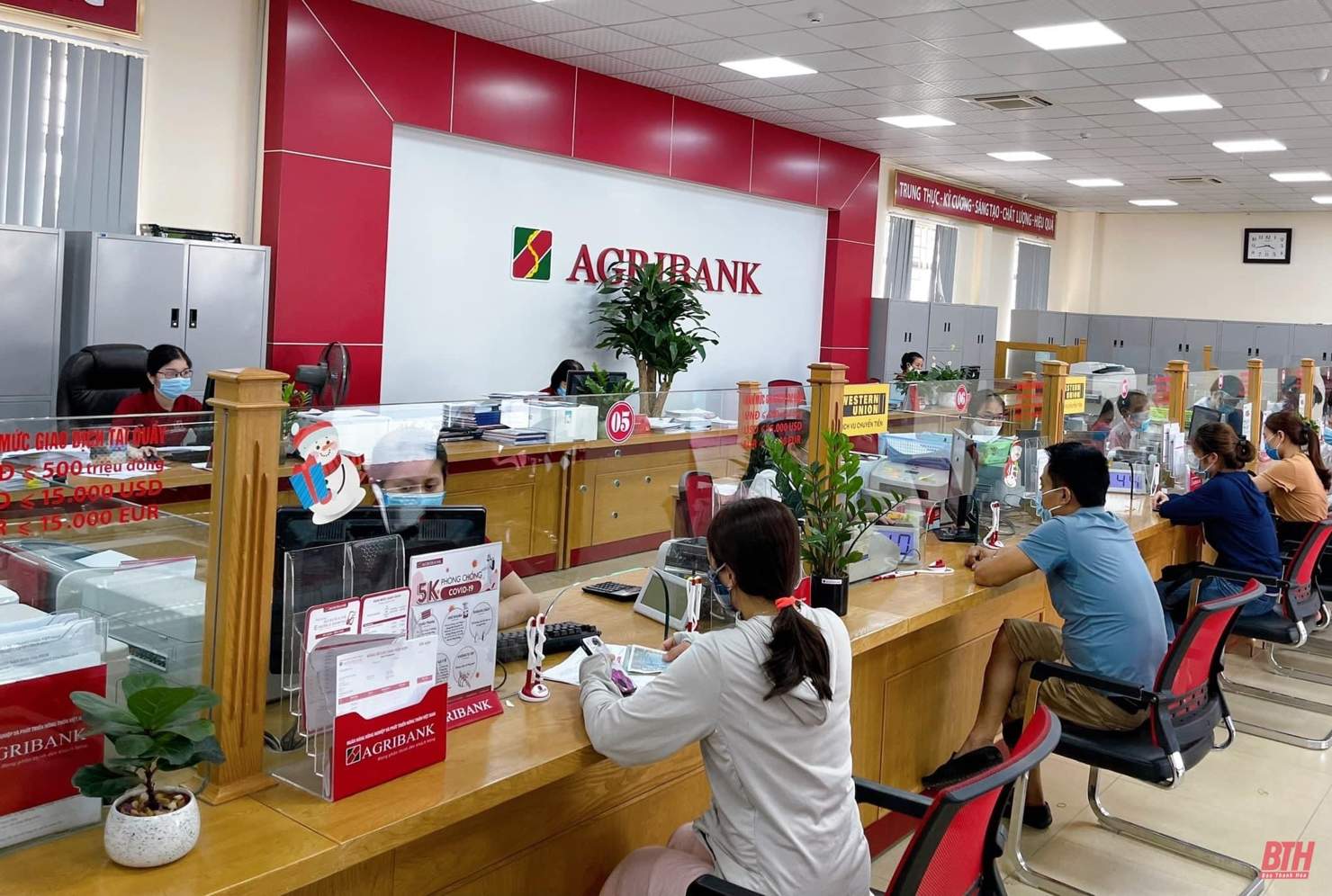 Chuyển tiền từ ngân hàng Agribank sang Vietcombank tại phòng giao dịch