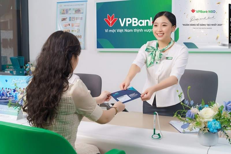 Tới trực tiếp phòng giao dịch/chi nhánh ngân hàng để mở thẻ ATM