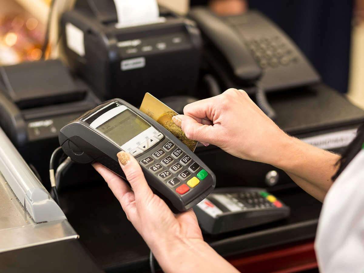 Có nên cà thẻ tín dụng lấy tiền mặt không?