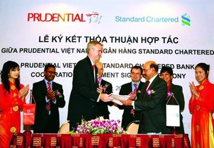 Prudential hợp tác Standard Chartered Bank