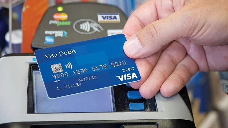 mở thẻ tín dụng hay thẻ ghi nợ